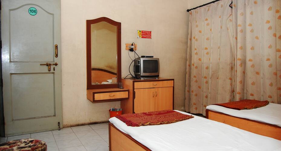 Hotel Aziz Plaza & Lodge, Solapur 3